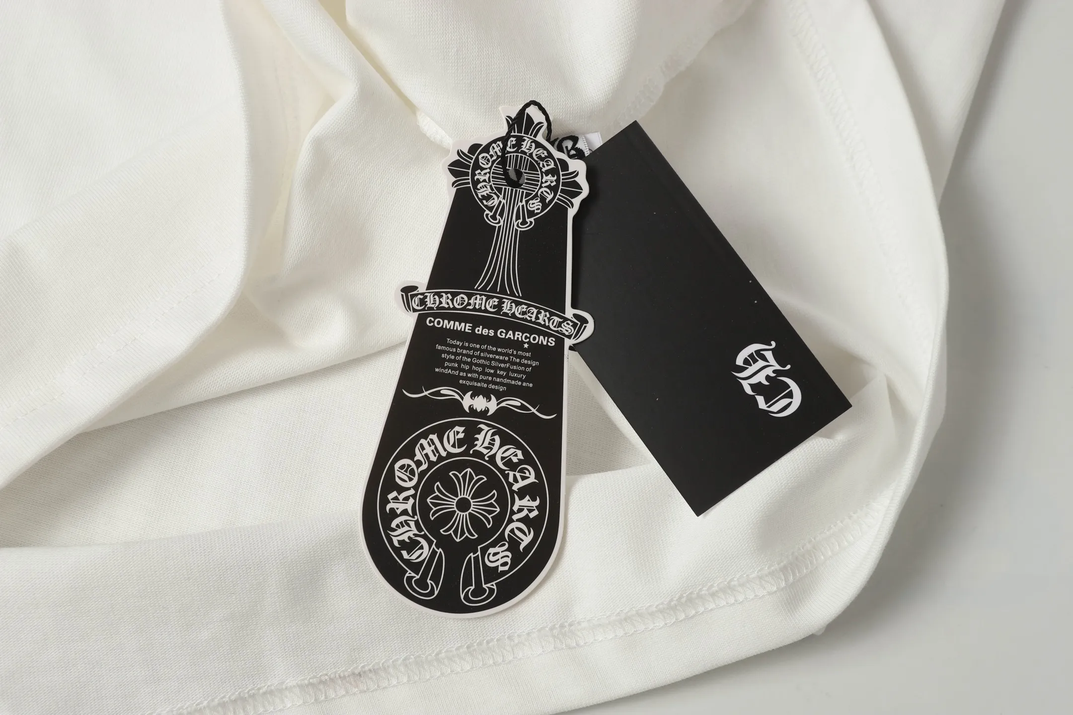 P190 Chrome Hearts CH Chrome Hearts Colorful Cross✝️Applied leather embroidered horseshoe short-sleeved T-shirt. Use imported Tajima machine embroidery. Correct configuration. Black 2025 Chrome Hearts authentic packaging. 280 grams of custom-dyed double yarn cotton. Large version. Loose and stylish. Different from lower versions, slim and long version, upper body and hips. 100% commitment: top quality. Not fast food. Highest version on the market. Top quality - different from ordinary versions on the market. If you care about quality. You must also respect the price. Absolutely zero after-sales service. The return rate so far is 0. It’s hard not to love the style. - 280g custom-dyed double yarn fabric. - Correct high-density main mark, washed tag, hand-sewn.